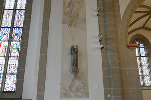 Malerischer Spiegel an der gotischen Madonna in St. Crescentius (Foto: Karl-Franz Thiede)